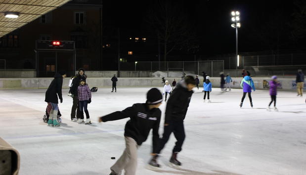 Samstagabend von 18:00 – 21:00 Uhr öffnet die Eisdisco für alle Nachtschwärmer ihre Pforten. Samstagabend von 18:00 – 21:00 Uhr öffnet die Eisdisco für alle Nachtschwärmer ihre Pforten.
