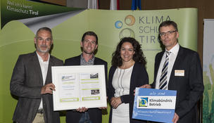 Prok. Andreas Ablinger (SALZRAUM.Hall), Manuel Lackmaier, MA (Burg Hasegg & Münze Hall), LH-Stv.in Ingrid Felipe (Klimaschutzlandesrätin), Mag. Christian Holzknecht (Vorstandsvorsitzender Hall-AG) / (Foto Martin Vandory) Prok. Andreas Ablinger (SALZRAUM.Hall), Manuel Lackmaier, MA (Burg Hasegg & Münze Hall), LH-Stv.in Ingrid Felipe (Klimaschutzlandesrätin), Mag. Christian Holzknecht (Vorstandsvorsitzender Hall-AG) / (Foto Martin Vandory)