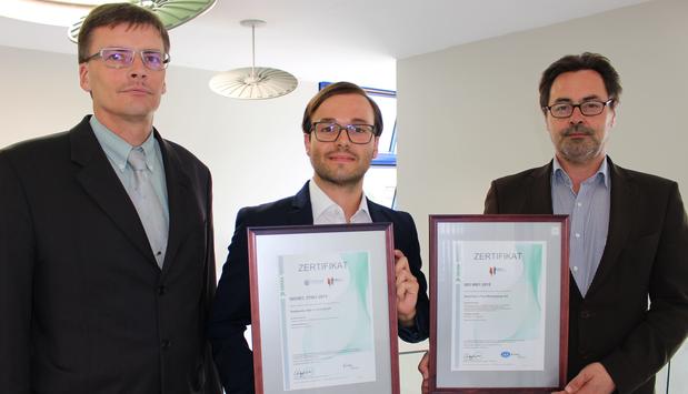 v.l. Mag. Christian Holzknecht (Vorstandsvorsitzender), Manuel Kofler (Fachbereichsleiter Citnyet) und DI Artur Egger (technischer Vorstand) präsentieren zufrieden die Urkunden für die Norm ISO 9001 der Hall AG sowie die Norm ISO 27001 von Citynet (Foto: Hall AG) v.l. Mag. Christian Holzknecht (Vorstandsvorsitzender), Manuel Kofler (Fachbereichsleiter Citnyet) und DI Artur Egger (technischer Vorstand) präsentieren zufrieden die Urkunden für die Norm ISO 9001 der Hall AG sowie die Norm ISO 27001 von Citynet (Foto: Hall AG)