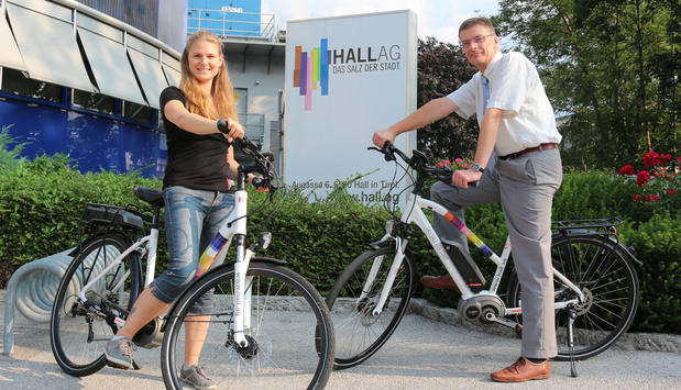 Die Teamleiterin des Kundencenters Frau Melanie Hansel mit dem Vorstandsvorsitzenden Herrn Mag. Christian Holzknecht auf dienstlicher Radtour (Foto: Hall AG) Die Teamleiterin des Kundencenters Frau Melanie Hansel mit dem Vorstandsvorsitzenden Herrn Mag. Christian Holzknecht auf dienstlicher Radtour (Foto: Hall AG)