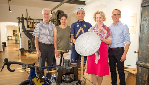 Foto von links: Werner Nuding (Obmann TVB Hall-Wattens), Esther Wilhelm (WM-Kommunikationsdirektorin), Stefan Denifl (Rad-Profi), Eva Maria Posch (Bürgermeisterin) und Werner Anfang (Münzmeister Burg Hasegg / Münze Hall). Foto von links: Werner Nuding (Obmann TVB Hall-Wattens), Esther Wilhelm (WM-Kommunikationsdirektorin), Stefan Denifl (Rad-Profi), Eva Maria Posch (Bürgermeisterin) und Werner Anfang (Münzmeister Burg Hasegg / Münze Hall).