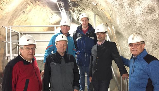 Foto (von li. nach re.): DI Wernher Hoffmann, Präsident des Bundesamtes für Eich- und Vermessungswesen Dr. Michael Losch, Sektionschef Bergbau und Energie, Bundesministerium für Wissenschaft, Forschung und Wirtschaft BMWFW Bgm. Arno Guggenbichler, Bürgermeister Gemeinde Absam Ing. Ing. Christoph Gruber, MSc., Vorstand für Technik und Produktion, Salinen Austria AG DI Mag. Artur Egger, Technischer Vorstand, Hall AG MinR DI Mag. Artur Maurer, Montanbehörde West, Bundesministerium für Wissenschaft, Forschung und Wirtschaft BMWFW Foto (von li. nach re.): DI Wernher Hoffmann, Präsident des Bundesamtes für Eich- und Vermessungswesen Dr. Michael Losch, Sektionschef Bergbau und Energie, Bundesministerium für Wissenschaft, Forschung und Wirtschaft BMWFW Bgm. Arno Guggenbichler, Bürgermeister Gemeinde Absam Ing. Ing. Christoph Gruber, MSc., Vorstand für Technik und Produktion, Salinen Austria AG DI Mag. Artur Egger, Technischer Vorstand, Hall AG MinR DI Mag. Artur Maurer, Montanbehörde West, Bundesministerium für Wissenschaft, Forschung und Wirtschaft BMWFW