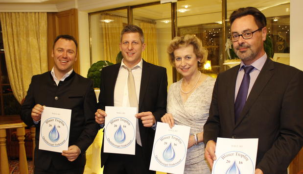 Foto ( Hall AG) von links: Markus Felderer (Abteilungsleiter Wasser & Wärme), Mathias Painer (Hall AG), Bürgermeisterin Dr. Eva Maria Posch und DI Mag. Artur Egger (technischer Vorstand Hall AG) freuen sich über die Auszeichnung „der blaue Tropfen“, Foto ( Hall AG) von links: Markus Felderer (Abteilungsleiter Wasser & Wärme), Mathias Painer (Hall AG), Bürgermeisterin Dr. Eva Maria Posch und DI Mag. Artur Egger (technischer Vorstand Hall AG) freuen sich über die Auszeichnung „der blaue Tropfen“,