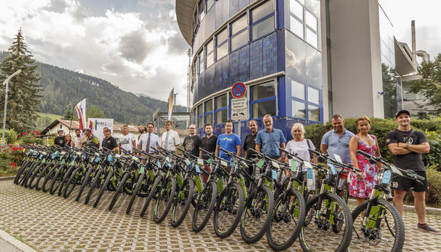 Übergabe der E-Bikes an die Mitarbeiter (Foto: Ch. Neuzil) Übergabe der E-Bikes an die Mitarbeiter (Foto: Ch. Neuzil)