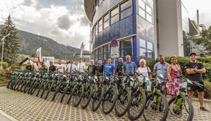 Übergabe der E-Bikes an die Mitarbeiter (Foto: Ch. Neuzil) Übergabe der E-Bikes an die Mitarbeiter (Foto: Ch. Neuzil)