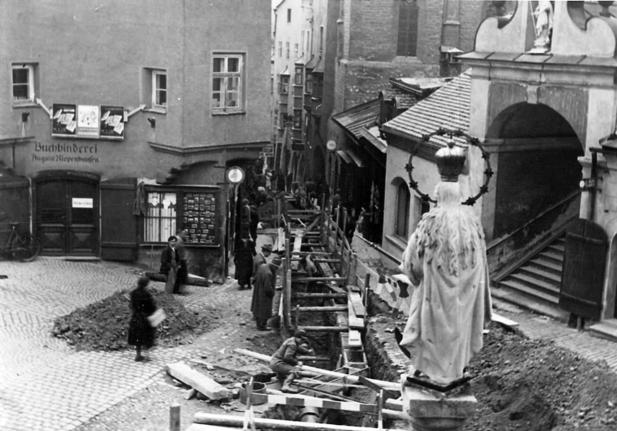 Die Errichtung der Kanalisation und Wasserversorgung in den Nachkriegsjahren (Foto: Stadtarchiv Hall i. T.) Die Errichtung der Kanalisation und Wasserversorgung in den Nachkriegsjahren (Foto: Stadtarchiv Hall i. T.)