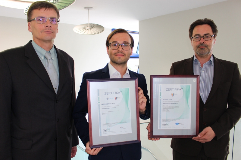 v.l. Mag. Christian Holzknecht (Vorstandsvorsitzender), Manuel Kofler (Fachbereichsleiter Citnyet) und DI Artur Egger (technischer Vorstand) präsentieren zufrieden die Urkunden für die Norm ISO 9001 der Hall AG sowie die Norm ISO 27001 von Citynet (Foto: Hall AG)