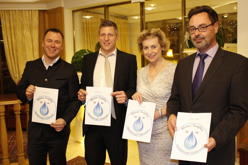 Foto ( Hall AG) von links: Markus Felderer (Abteilungsleiter Wasser & Wärme), Mathias Painer (Hall AG), Bürgermeisterin Dr. Eva Maria Posch und DI Mag. Artur Egger (technischer Vorstand Hall AG) freuen sich über die Auszeichnung „der blaue Tropfen“,
